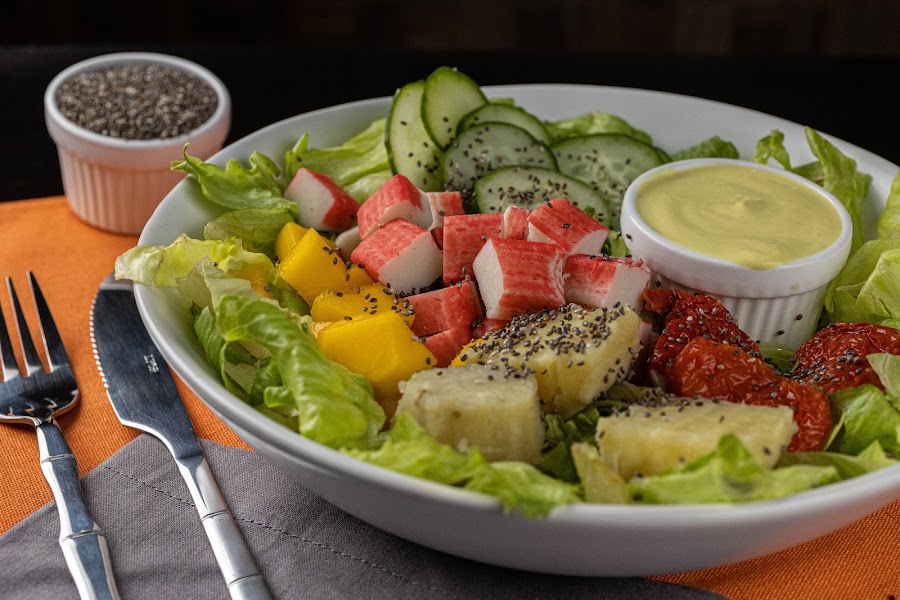  <b>Salada Paraty</b> <br/>Ingredientes: Alface americana, kani, pepino em rodelas, chia, manga, batata doce, tomate seco, molho de mostarda e mel. [+R$ 30,27]