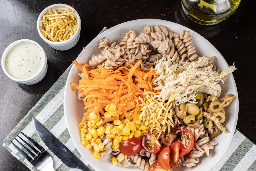  <b>Salada Leme</b> <br/>Ingredientes: Macarrão integral, cenoura ralada, milho, tomate cereja, azeitona, batata palha, frango desfiado, molho caseiro. [+R$ 30,27]