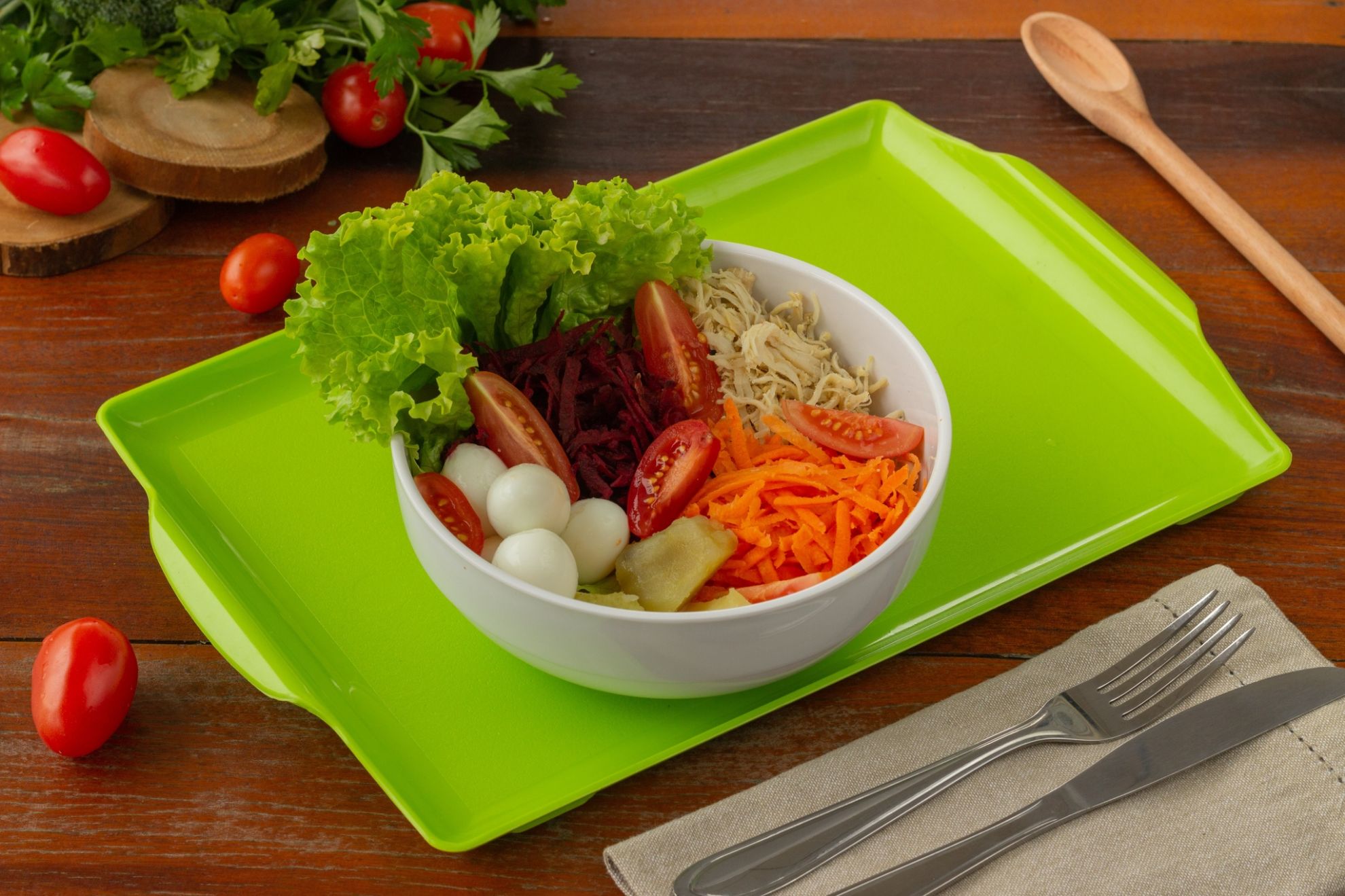  <b>Salada Arpoador</b> <br/>Ingredientes: Mix de folhas, macarrão integral, frango desfiado, ovo de codorna,  tomate cereja, cenoura ralada, beterraba ralada, molho pesto. [+R$ 30,27]