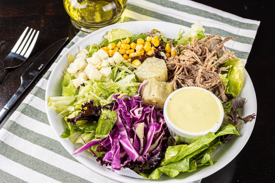  <b>Salada Joatinga</b> <br/>Ingredientes: Alface americano, alface roxo, rosbife desfiado, milho verde, palmito, abobrinha ralada, repolho roxo, batata doce e molho de mostarda e mel. [+R$ 30,27]