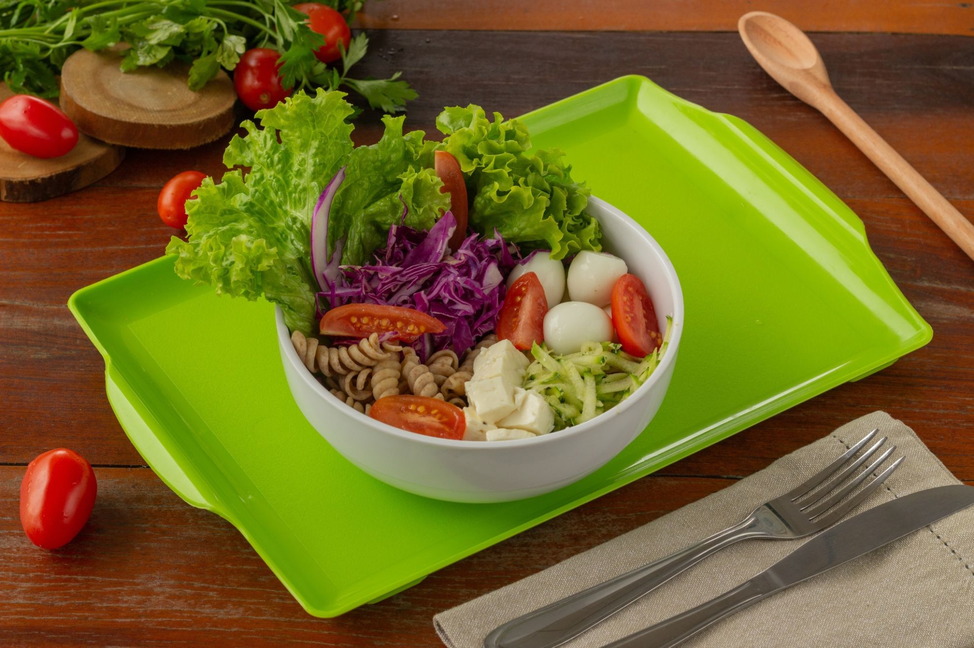  <b>Salada Vegetariana</b> <br/>Ingredientes: Alface americano, alface roxo, macarrão integral, Ovo de codorna, repolho roxo, abobrinha ralada, queijo minas, tomate cereja, molho caseiro. [+R$ 30,27]