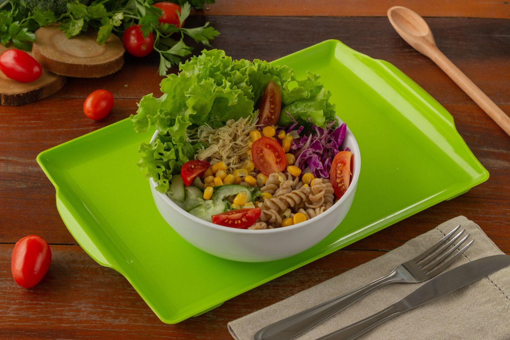  <b>Salada Ipanema</b> <br/>Ingredientes: Alface americano, alface roxo, macarrão integral, frango desfiado, tomate cereja, repolho roxo, pepino, queijo parmesão, milho, olho caseiro [+R$ 30,27]