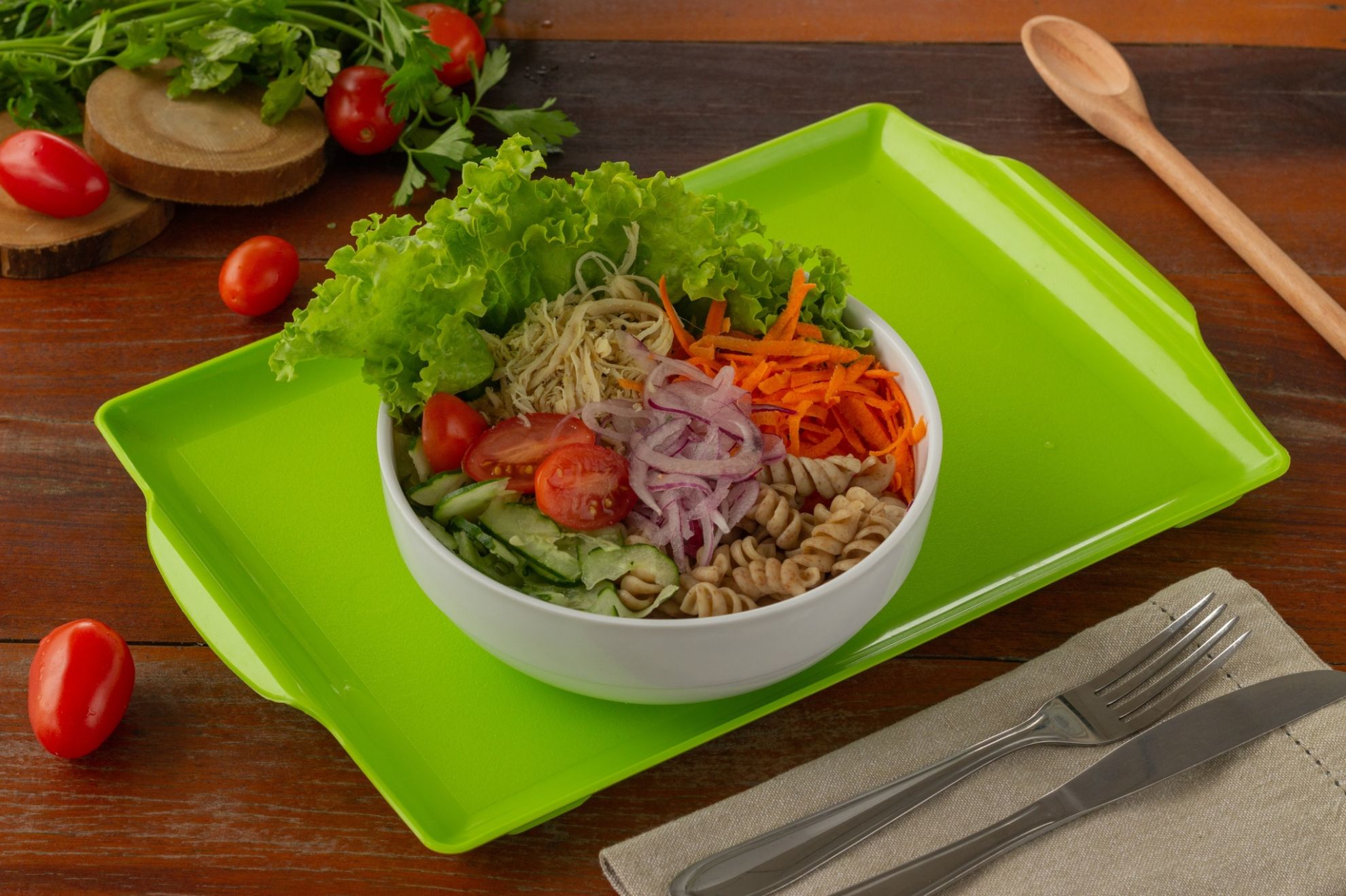 <b>Salada Prainha</b> <br/>Ingredientes: Alface americano, alface roxo, macarrão integral, frango desfiado, tomate cereja, pepino, cenoura, cebola roxa, molho caesar. [+R$ 30,27]