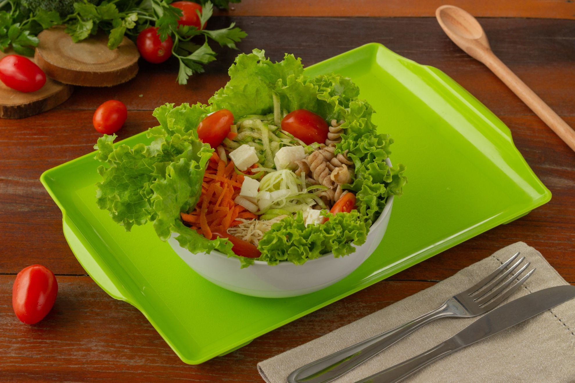  <b>Salada Grumari</b> <br/>Ingredientes: Composição: Alface americana, alface roxo, macarrão integral, cenoura ralada, abobrinha ralada, frango desfiado, alho poró, queijo minas, tomate cereja, molho mostarda e mel. [+R$ 30,27]