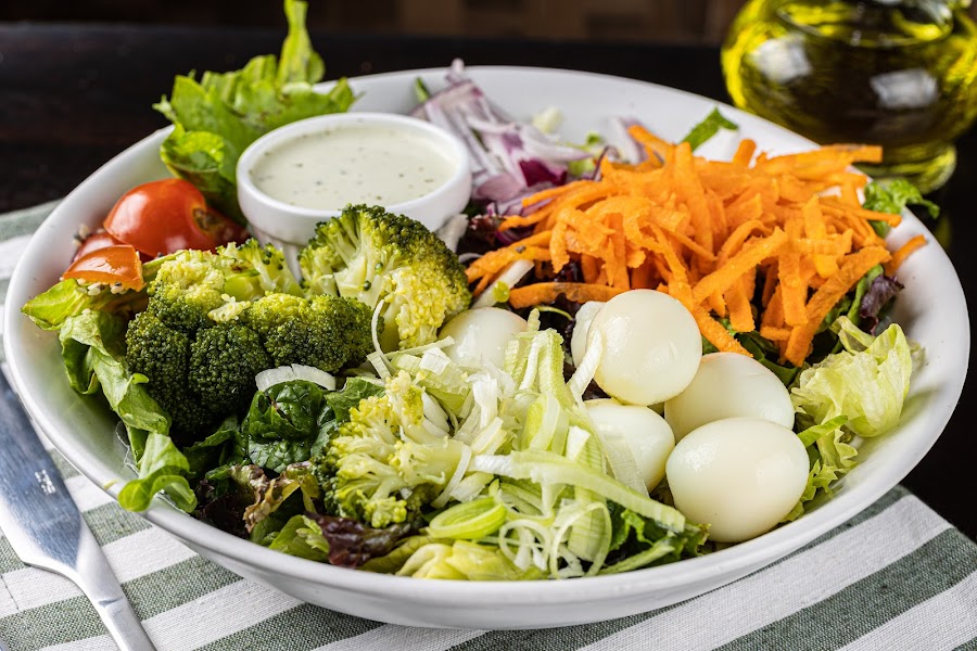  <b>Salada Recreio</b> <br/>Ingredientes: Mix de folhas, ovo de codorna, Tomate cereja, cebola roxa, alho poró, brócolis americano, cenoura ralada e molho caseiro. [+R$ 30,27]