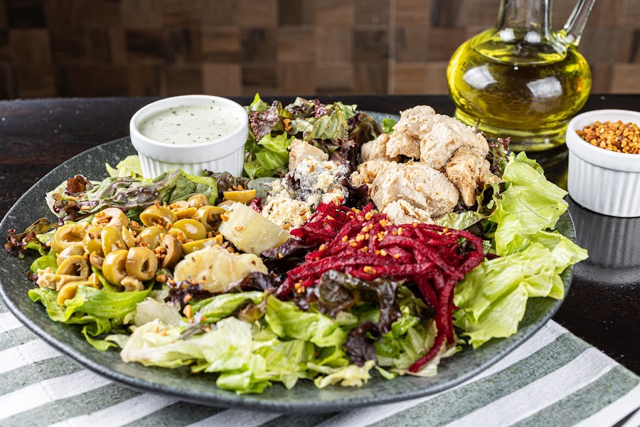  <b>Salada Praia da Reserva</b> <br/>Ingredientes: Alface americano, alface roxo, cubos de frango, azeitona, queijo parmesão, alho frito, beterraba ralada, batata doce, molho caesar. [+R$ 30,27]