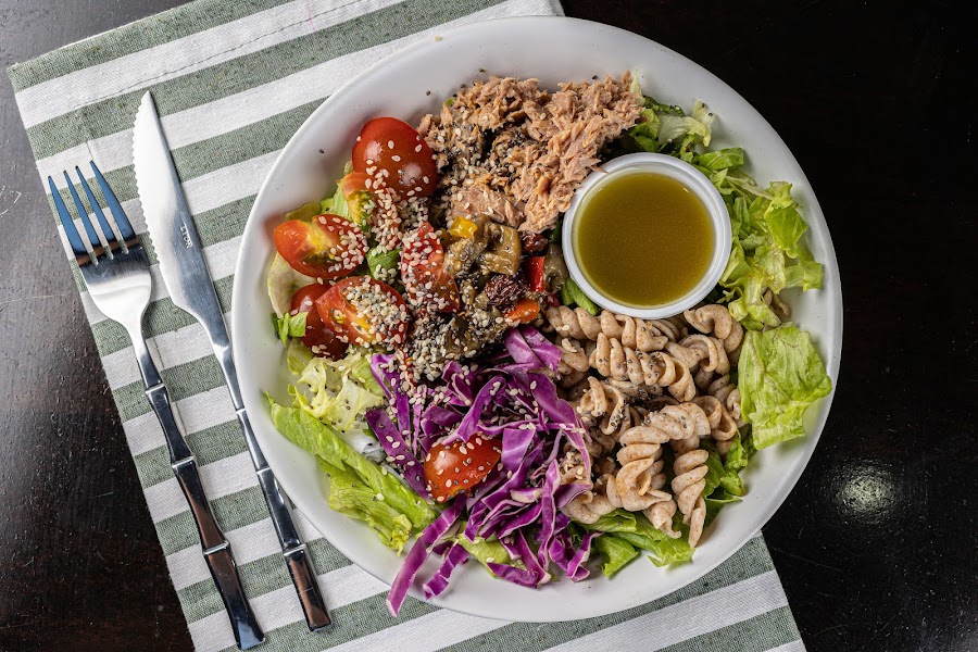  <b>Salada Botafogo</b> <br/>Ingredientes: Alface americano, macarrão integral, atum em pedaços, berinjela temperada, repolho roxo, tomate cereja, chia, gergilim, molho pesto. [+R$ 30,27]