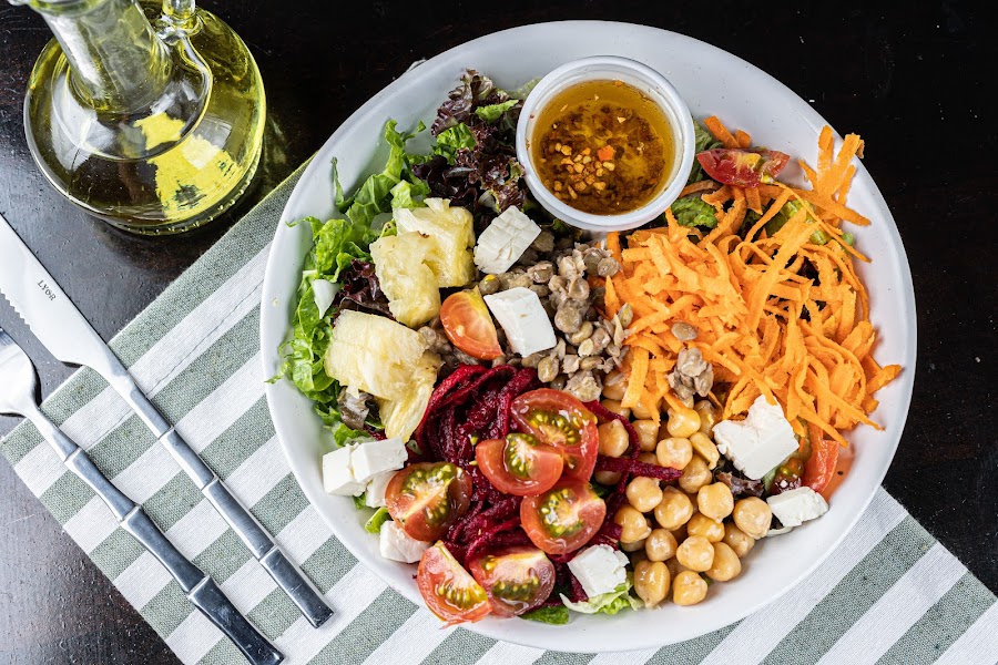 <b>Salada Leblon</b> <br/>Ingredientes: Mix de folhas, grão de bico, cenoura ralada, beterraba ralada, abacaxi, lentilha, tomate cereja, queijo minas, molho italiano. [+R$ 30,27]