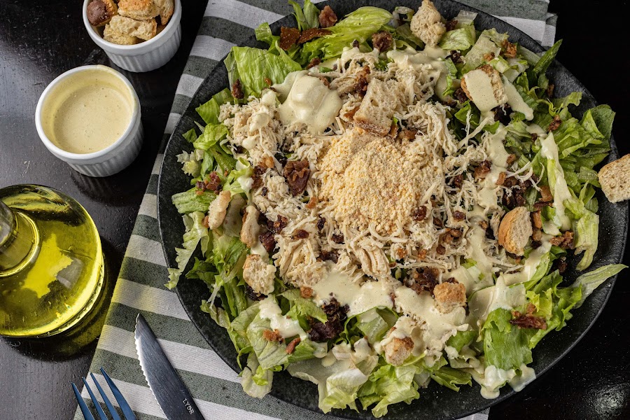  <b>Salada Caesar</b> <br/>Ingredientes: Alface americana, frango desfiado, croutons, queijo parmesão, bacon, molho caesar. [+R$ 30,27]